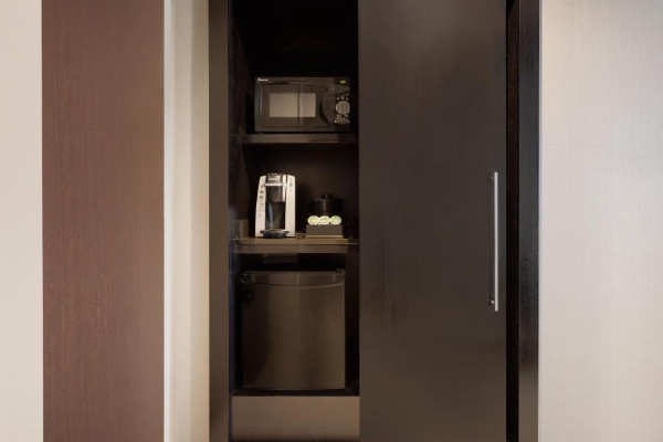 Courtyard by Marriott New York JFK Airport image 12