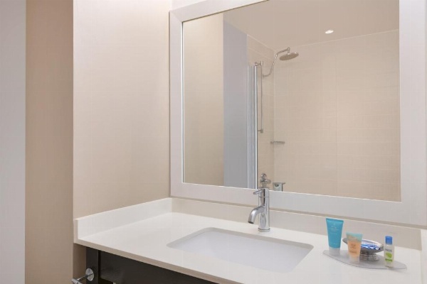 Courtyard by Marriott New York JFK Airport image 13