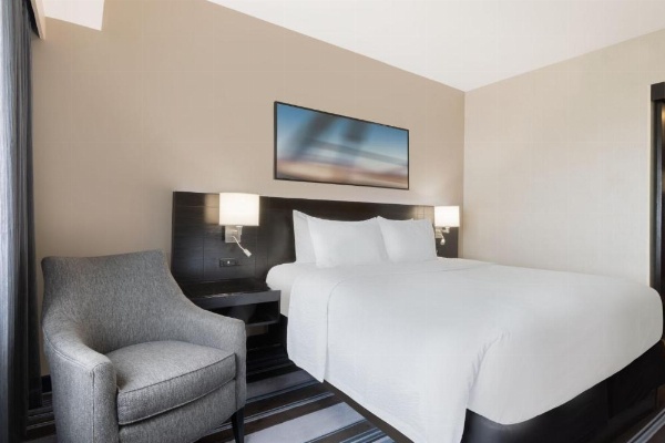 Courtyard by Marriott New York JFK Airport image 9